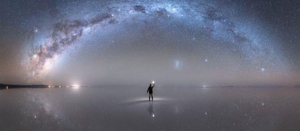 a-nasa-elegeu-como-foto-astronomica-do-dia-em-22-de-outubro-esta-imagem-da-via-lactea-capturada-por-jheison-huerta-no-salar-de-uyuni-na-bolivia-1572723035380_v2_976x549